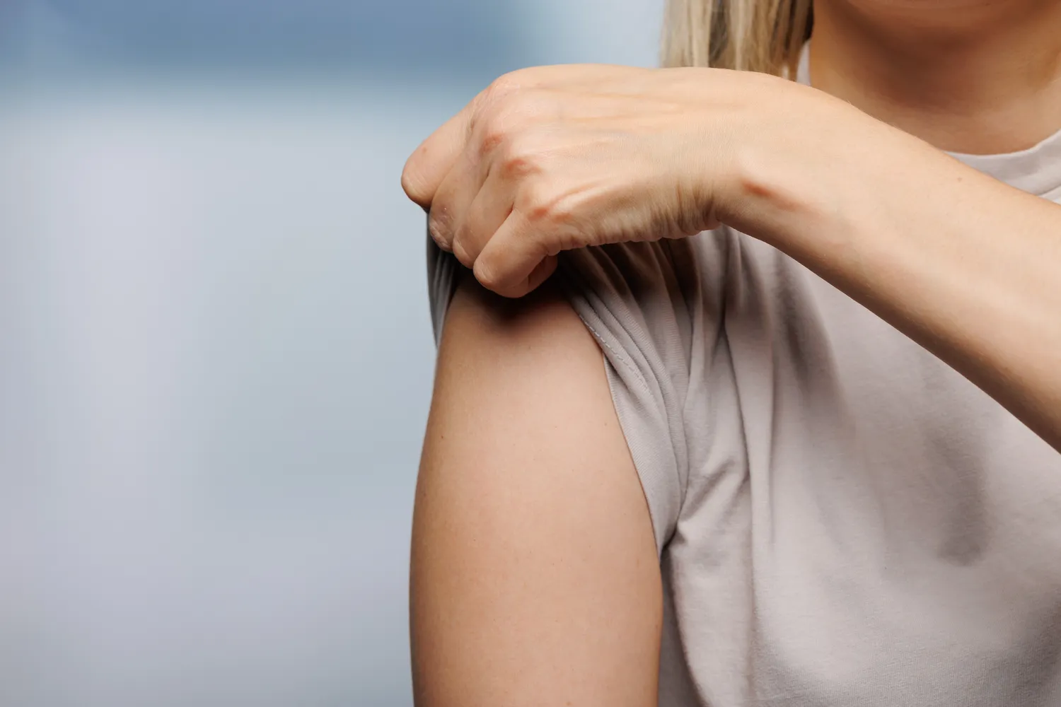  Frauenarztpraxis Dr. A. Dietrich - Gesundheitsdienste für Frauen - Nahaufnahme von Schulter und Arm einer Person, die sich über den Körper streckt.